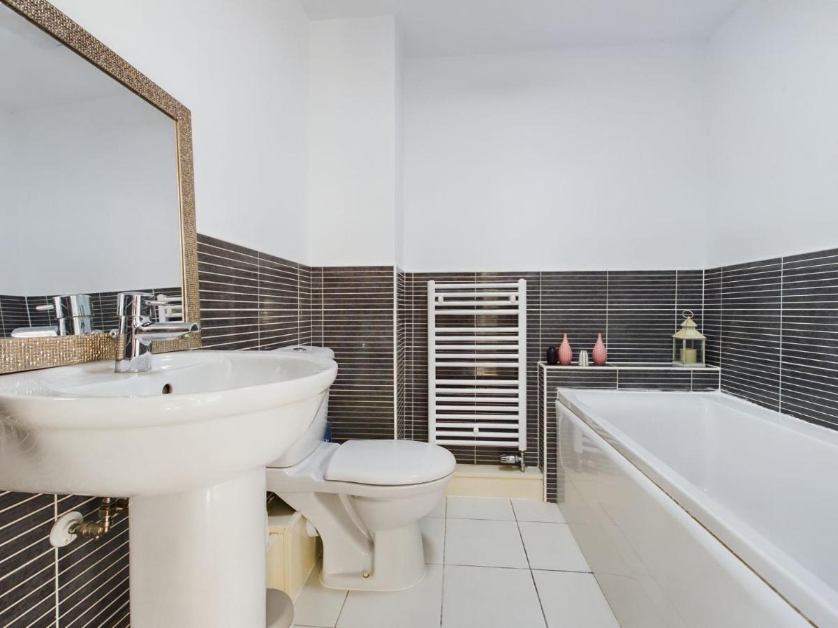 247 Serviced In Stafford- 3br Townhouse Apartment *