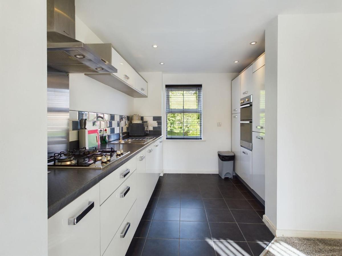 247 Serviced In Stafford- 3br Townhouse Apartment *