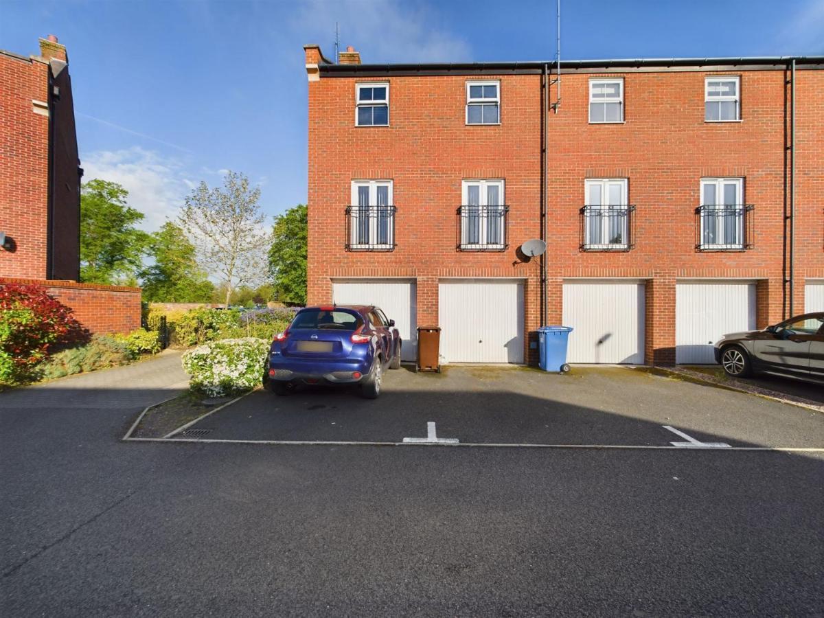 247 Serviced In Stafford- 3br Townhouse