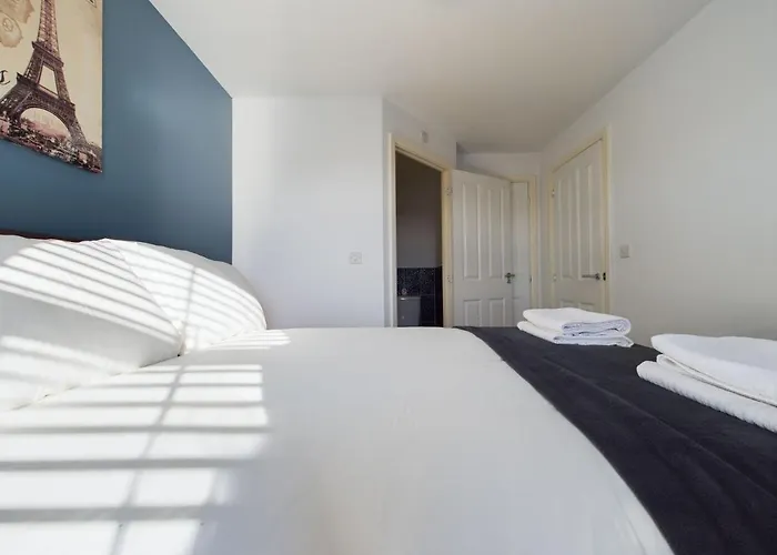 247 Serviced Accommodation In Stafford- 3Br Townhouse