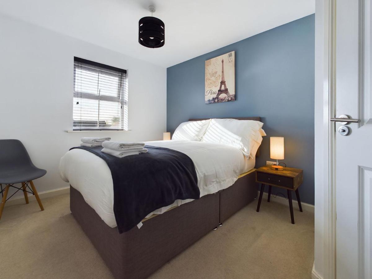 247 Serviced In Stafford- 3br Townhouse Apartment *