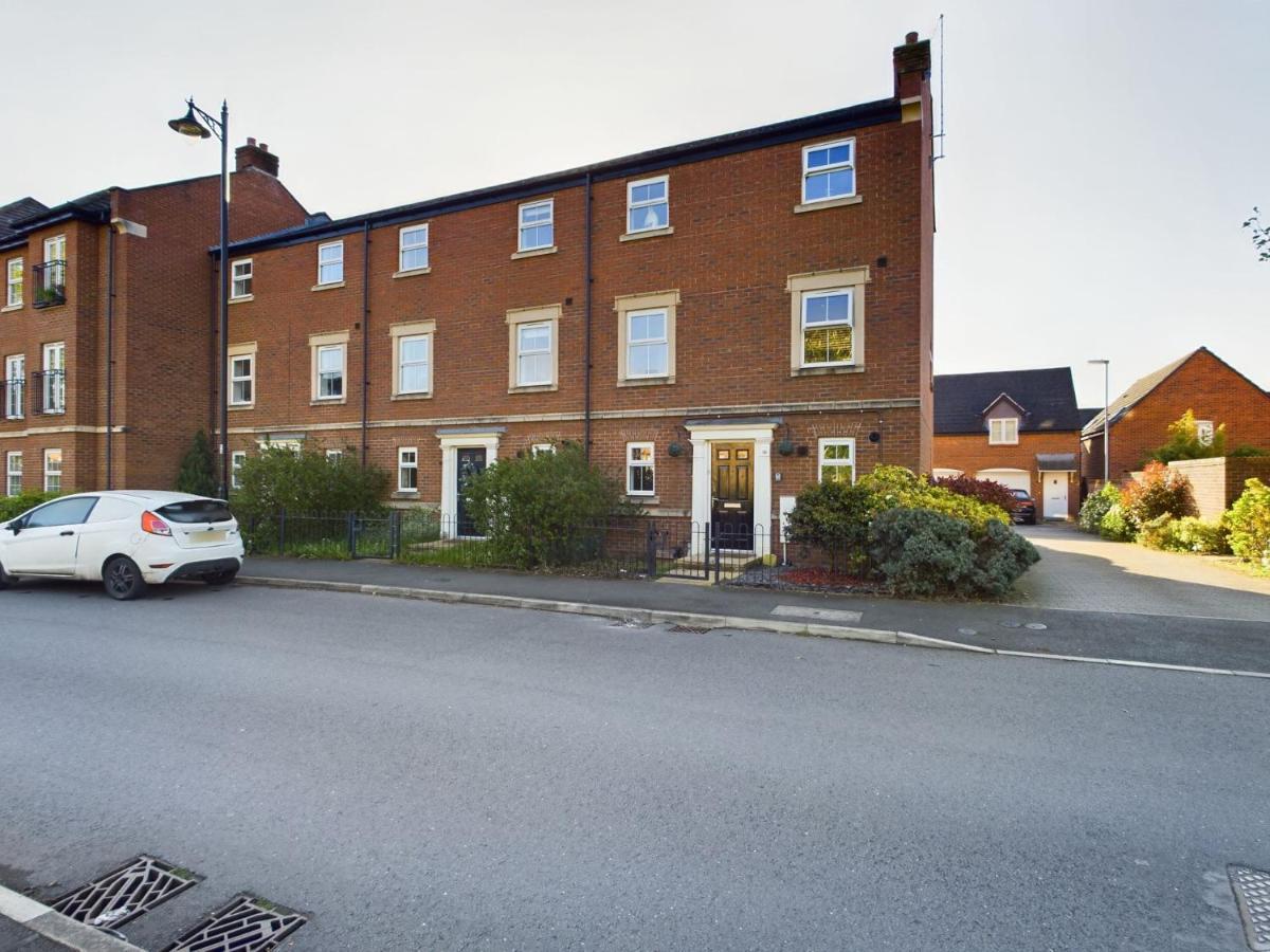 247 Serviced In Stafford- 3br Townhouse